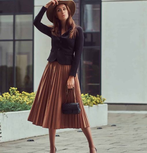 fashion-elegant-woman-walking-on-the-european-city-J8VA24U-1.jpg